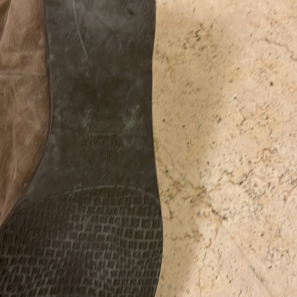Stuart Weitzman - Picture 2 of 7